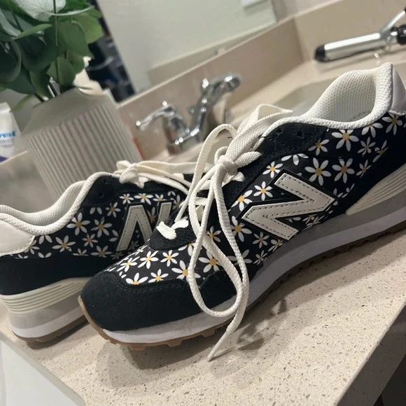 New Balance Daisy shoes - Picture 4 of 5